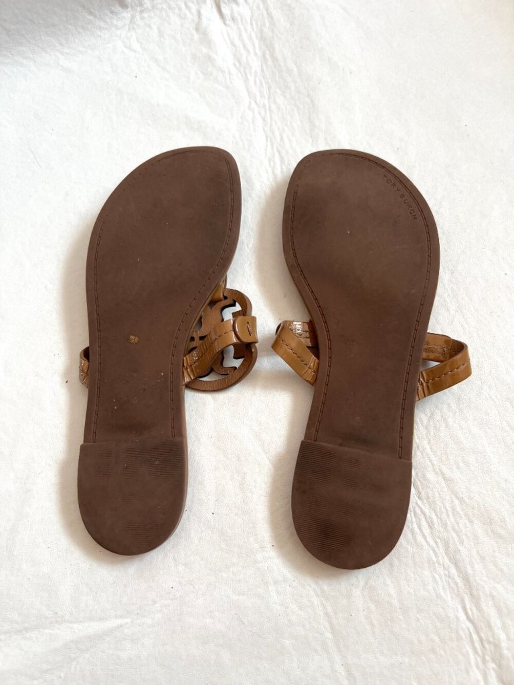 Tory Burch sandals miller flat flip flop tan patent leather size 8 monogram - Picture 6 of 12